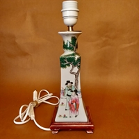 bemalet kinesisk lampefod på træ sokkel, gammel porcelæns bordlampe genbrug firkantet